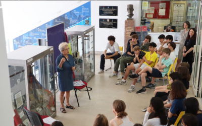 Juillet 2023 : Mme Brigitte Williams, Déléguée pour la Grande Bretagne de la Fondation de la France Libre, présente sa vitrine consacrée à la Bataille de Bir-Hakeim