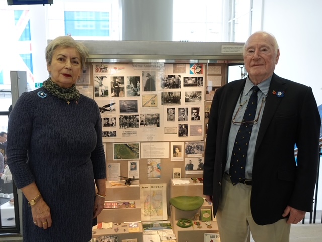 10 Novembre 2023 : Inauguration de la vitrine pour les 80 ans de la mort de Jean Moulin au Lycée Français de Londres par Mme Brigitte Williams Déléguée pour la Grande Bretagne de la Fondation de la France Libre