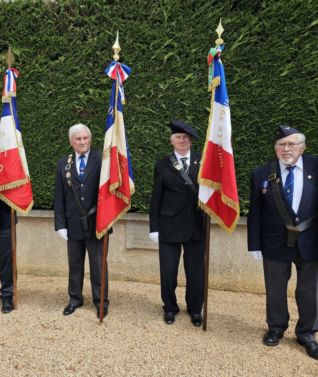 8 Mai 2024 : Les AICS-SR étaient représentées par le Porte Drapeau de l’Association Roger Bourgoin aux cérémonies de commémoration du 8 Mai 1945