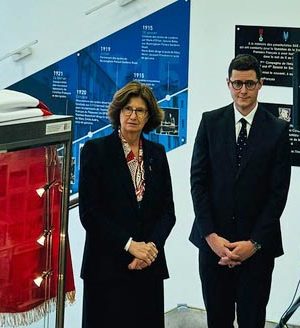 8 Novembre 2024 : Lycée Français de Londres Brigitte Williams,déléguée adjointe AICS-SR, réalise une vitrine dédiée au 80ème anniversaire du Débarquement de Provence