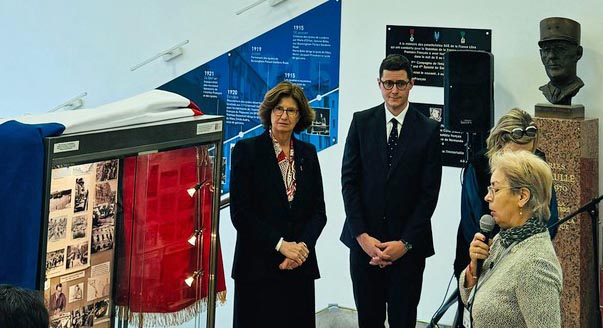 8 Novembre 2024 : Lycée Français de Londres Brigitte Williams,déléguée adjointe AICS-SR, réalise une vitrine dédiée au 80ème anniversaire du Débarquement de Provence